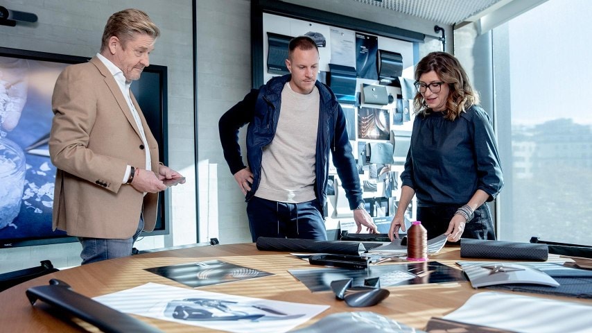 Marc ter Stegen recibe las llaves de su CUPRA Born, de la mano del CEO de CUPRA, Wayne Griffiths.