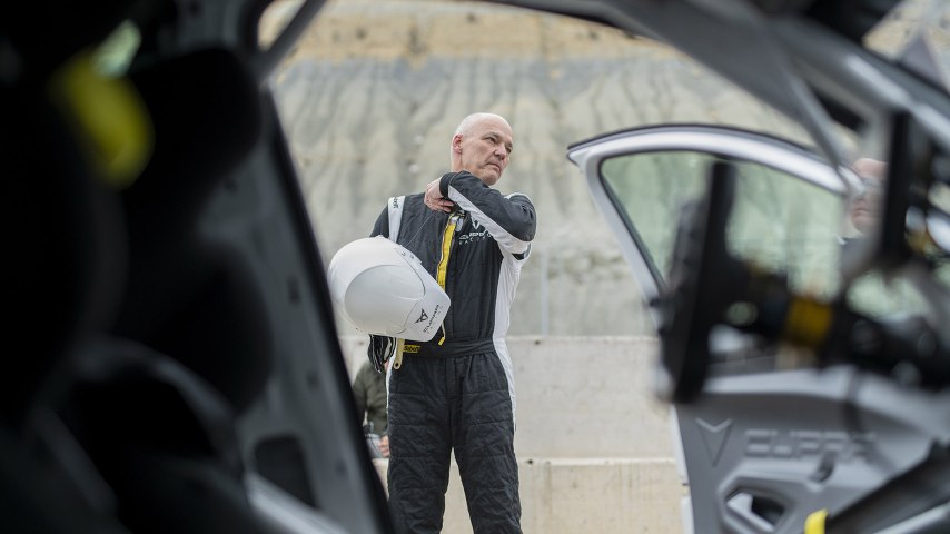 El vicepresidente de I+D, el Dr. Werner Tietz, prueba los cambios implementados junto con Xavier Serra, responsable de CUPRA Racing.