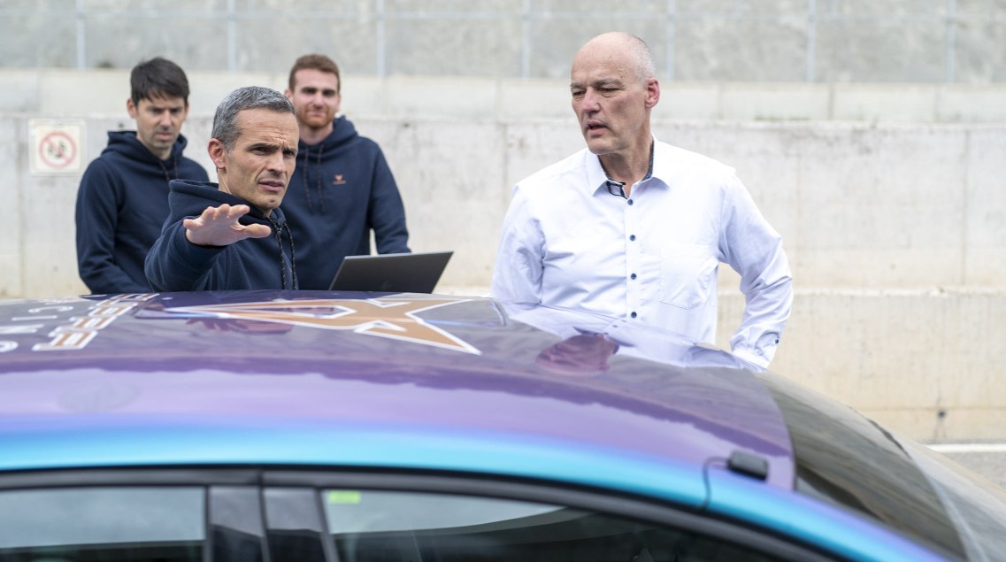 El vicepresidente de I+D, el Dr. Werner Tietz, prueba los cambios implementados junto con Xavier Serra, responsable de CUPRA Racing.