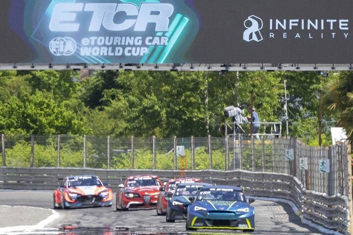 Perfecto inicio de temporada para el equipo CUPRA EKS, que consigue los tres lugares del podio en la primera carrera celebrada en Pau