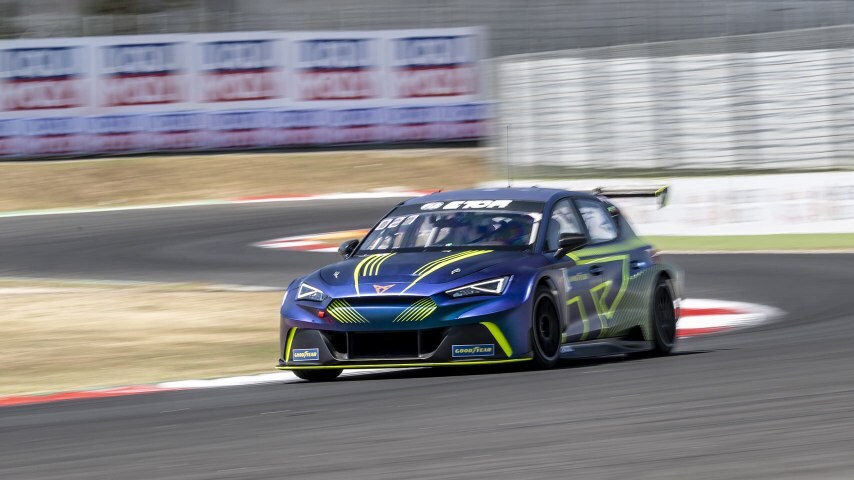 CUPRA EKS controla las altas temperaturas en Vallelunga y suma valiosos puntos en el campeonato FIA ETCR