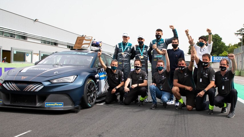 Mattias Ekström lidera el campeonato de pilotos y CUPRA X Zengő Motorsport, de equipos.