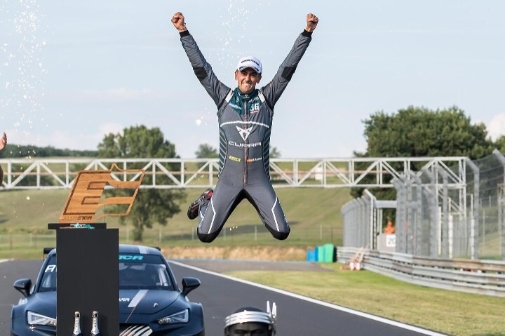 Mattias Ekström lidera el campeonato de pilotos y CUPRA X Zengő Motorsport, de equipos.