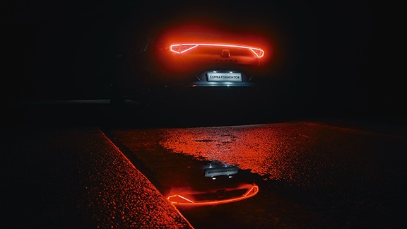 CUPRA Formentor con luces traseras en iluminación LED, un toque elegante.