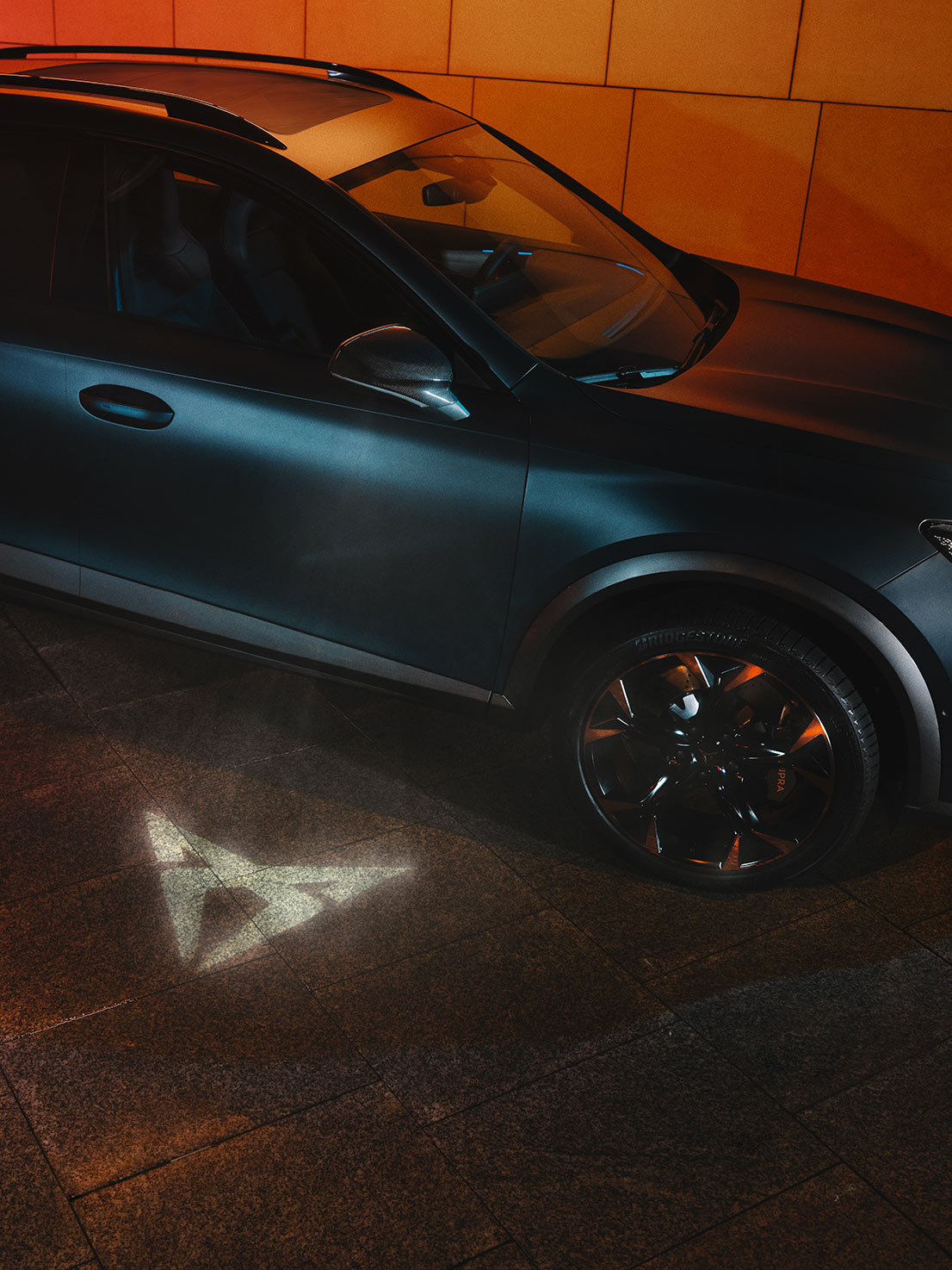 CUPRA Formentor con luz de bienvenida con el logo CUPRA