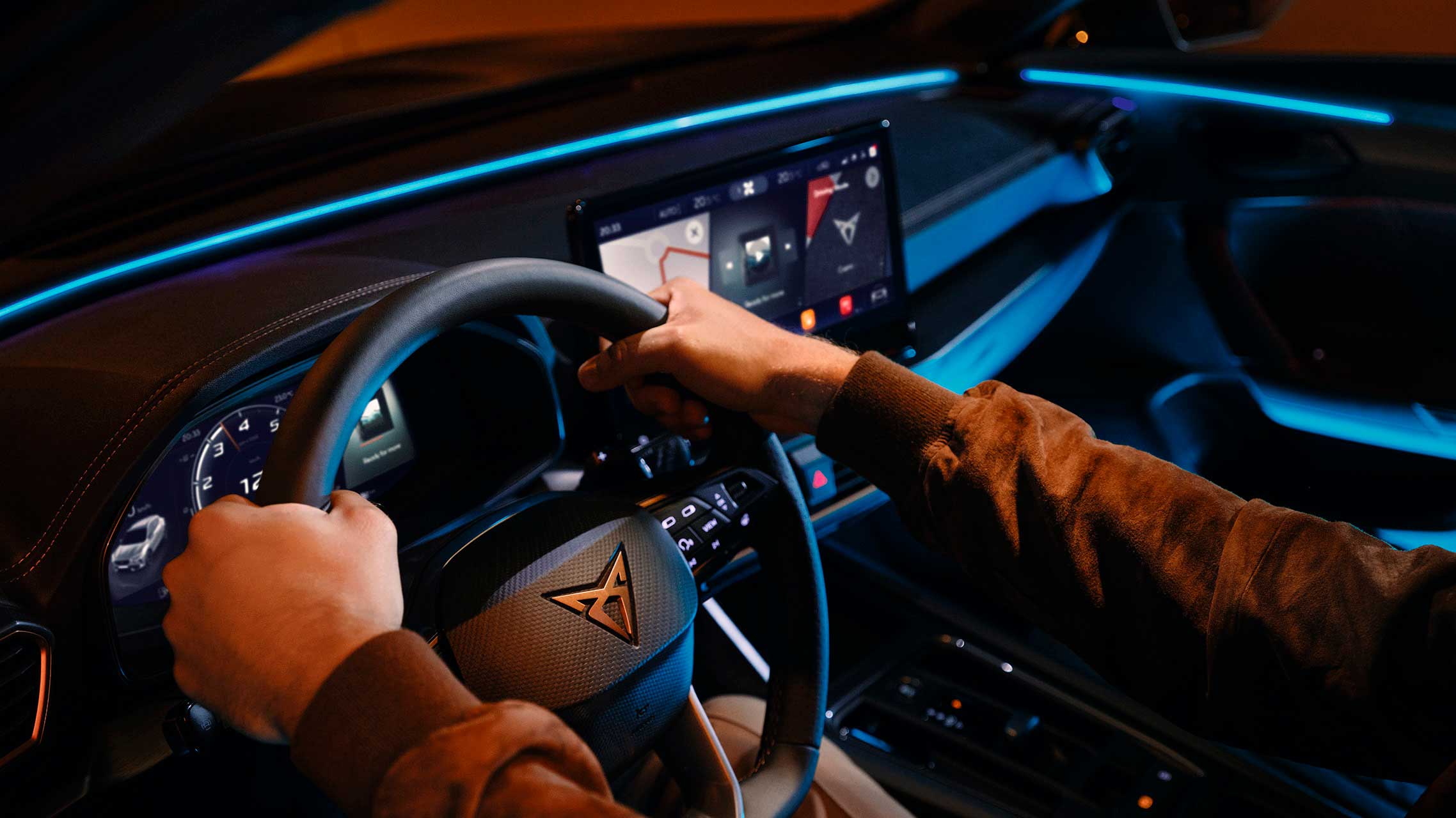 CUPRA PHEV con iluminación ambiental.