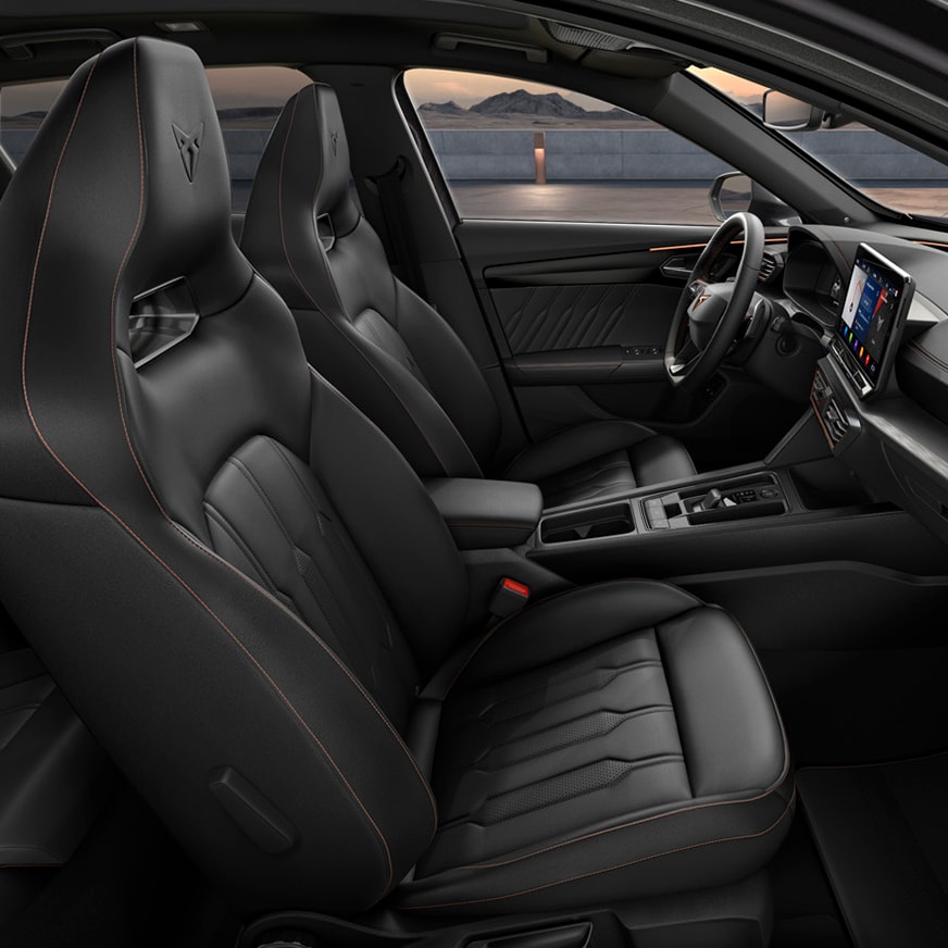 CUPRA PHEV con tapicería de asientos en piel.