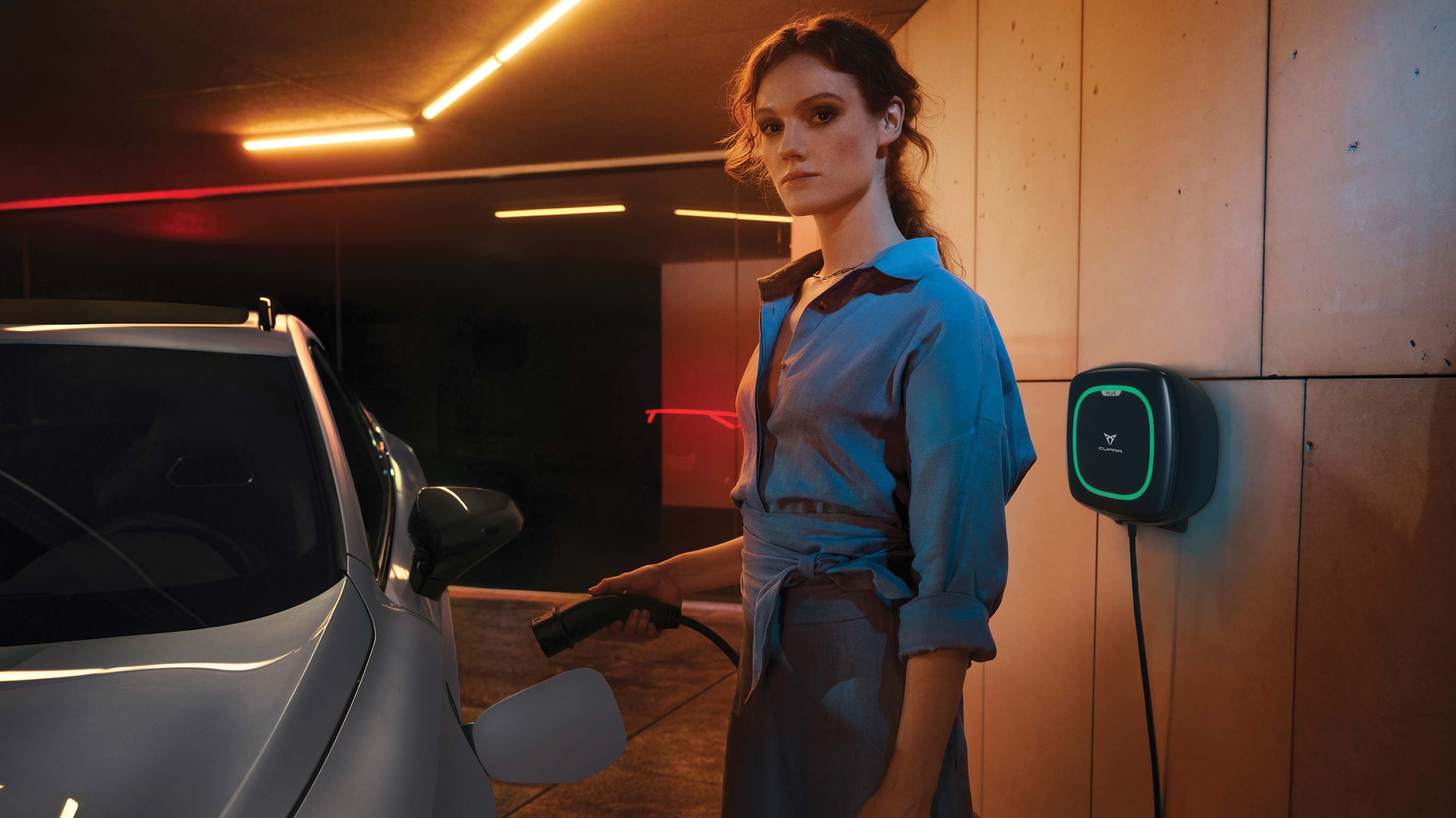 Mujer conectando un CUPRA PHEV