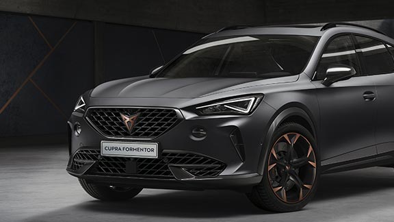 nuevo cupra formentor con defensas deportivas delantera y trasera