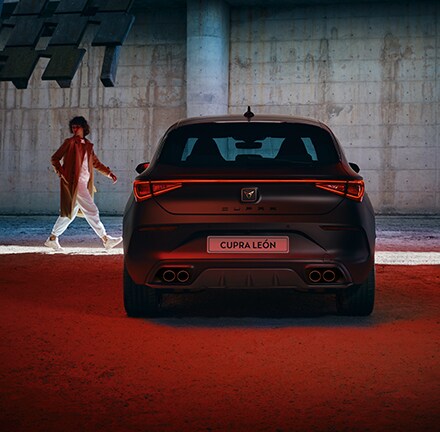 CUPRA León con iluminación elegante e innovadora.