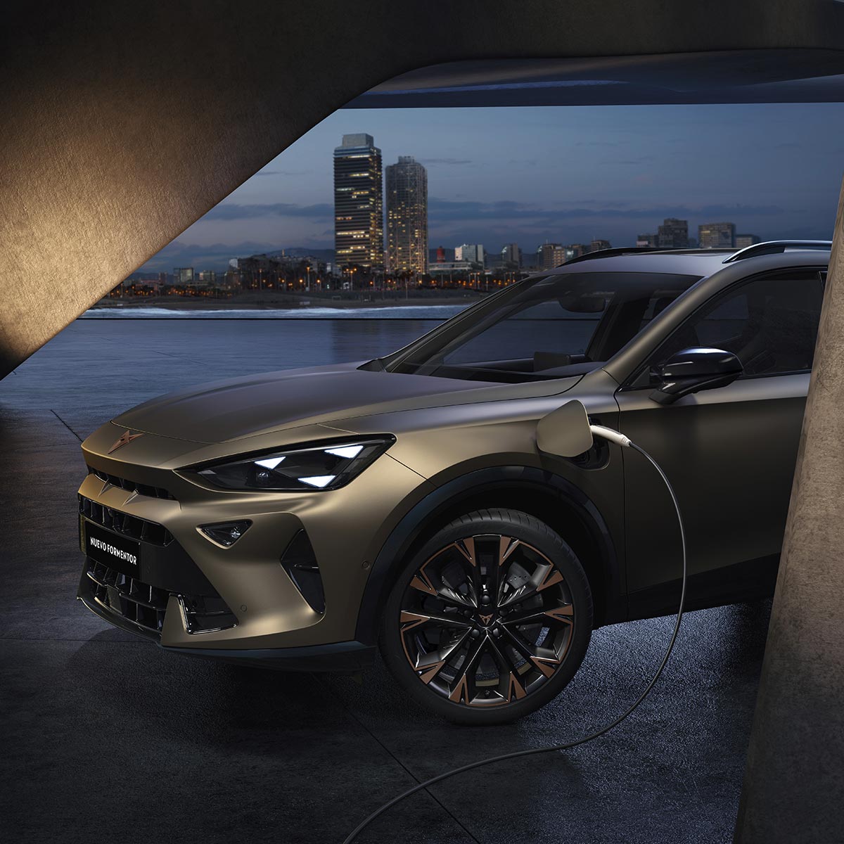 CUPRA Formentor PHEV conectado a punto de carga