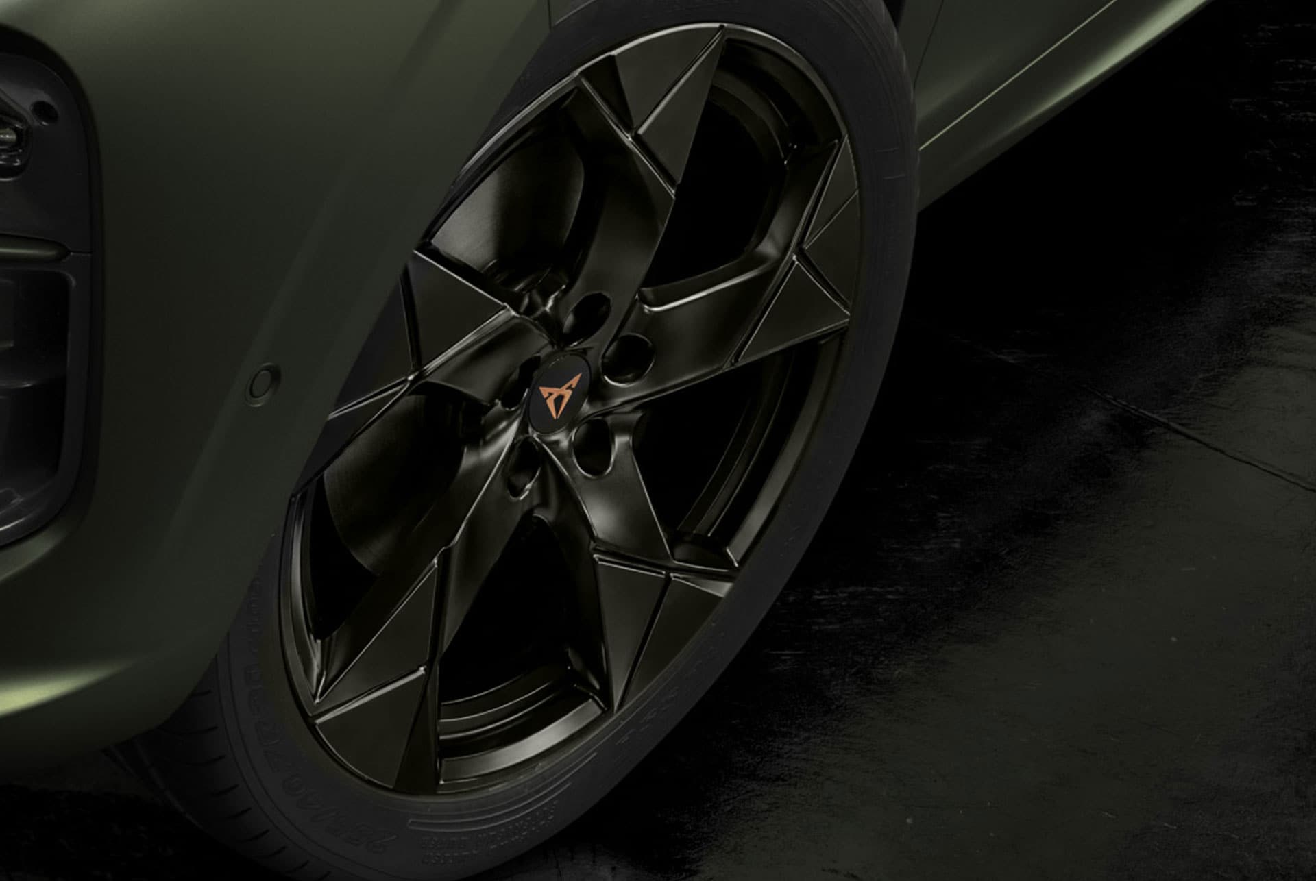 Close-up of the sulphur 19-inch alloy wheels that add a daring touch to the CUPRA Formentor from the tribe edition. 
