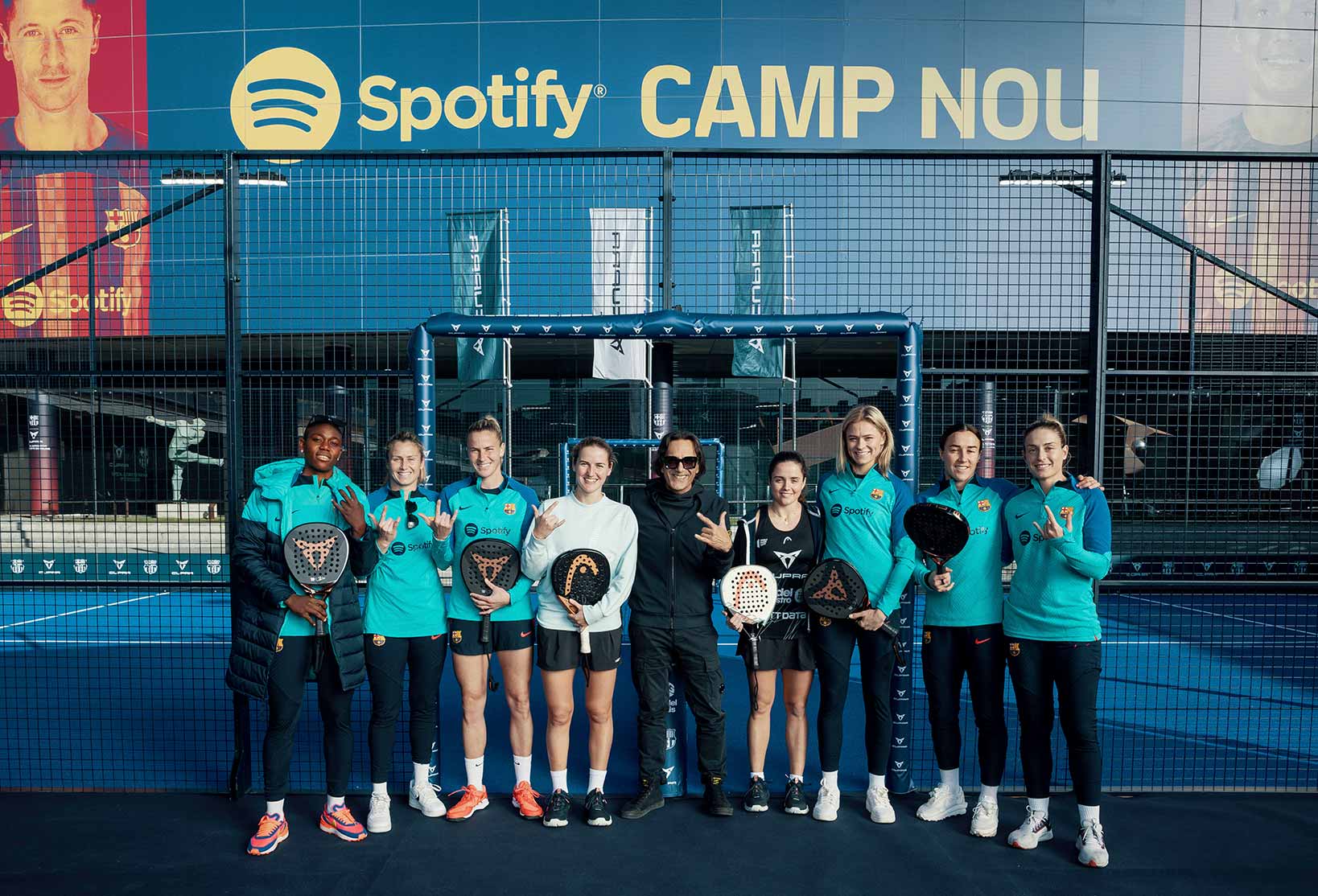 Las jugadoras del FC Barcelona cambian el balón de fútbol por la pala de pádel en una pista a los pies del Spotify Camp Nou