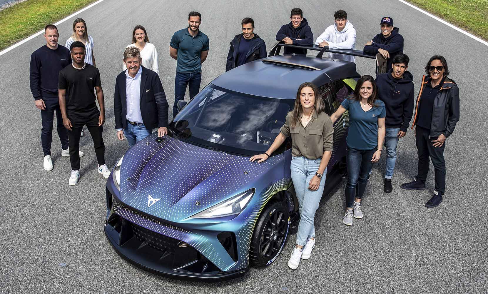 Los integrantes de la tribu CUPRA fueron guiados, en el histórico Circuito de Cataluña, por el piloto profesional Jordi Gené.