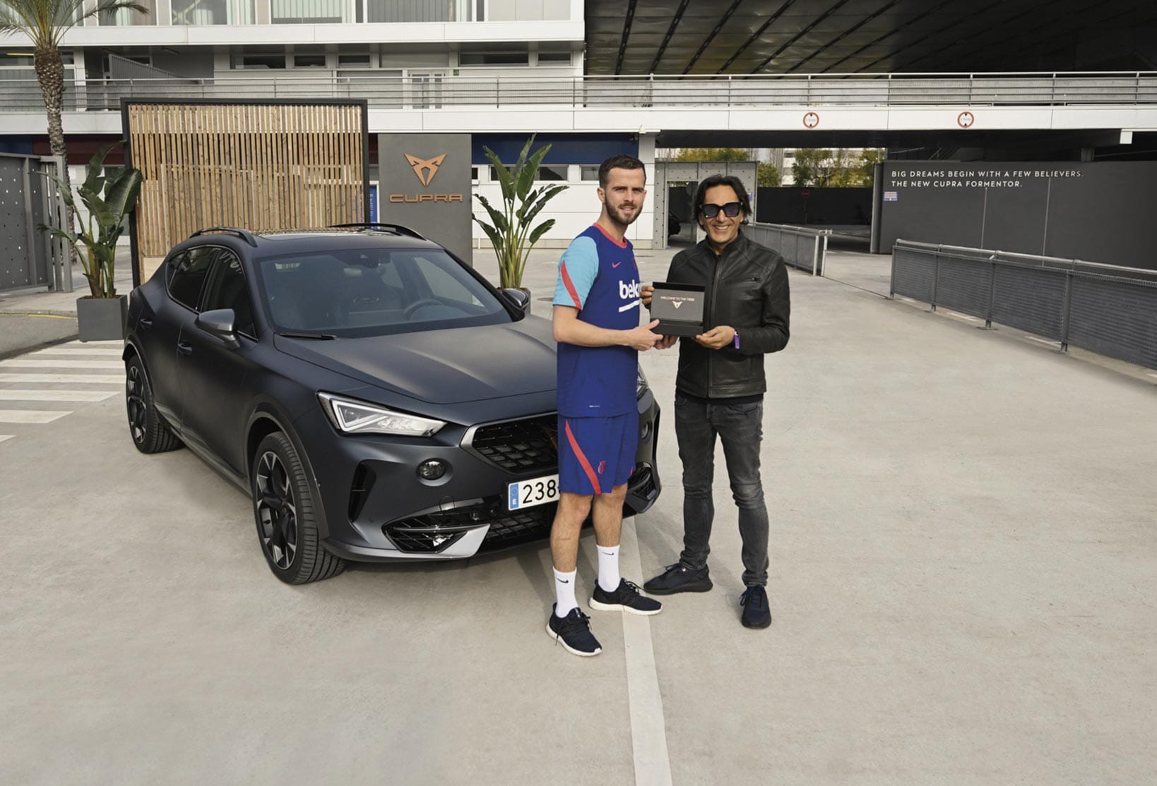 CUPRA entrega sus modelos personalizados a los jugadores del FC Barcelona