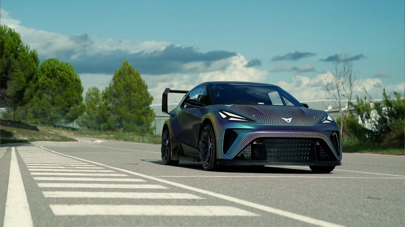 En 3.2 segundos el auto alcanza los 100 km/h gracias a su máxima potencia de 320 kW.