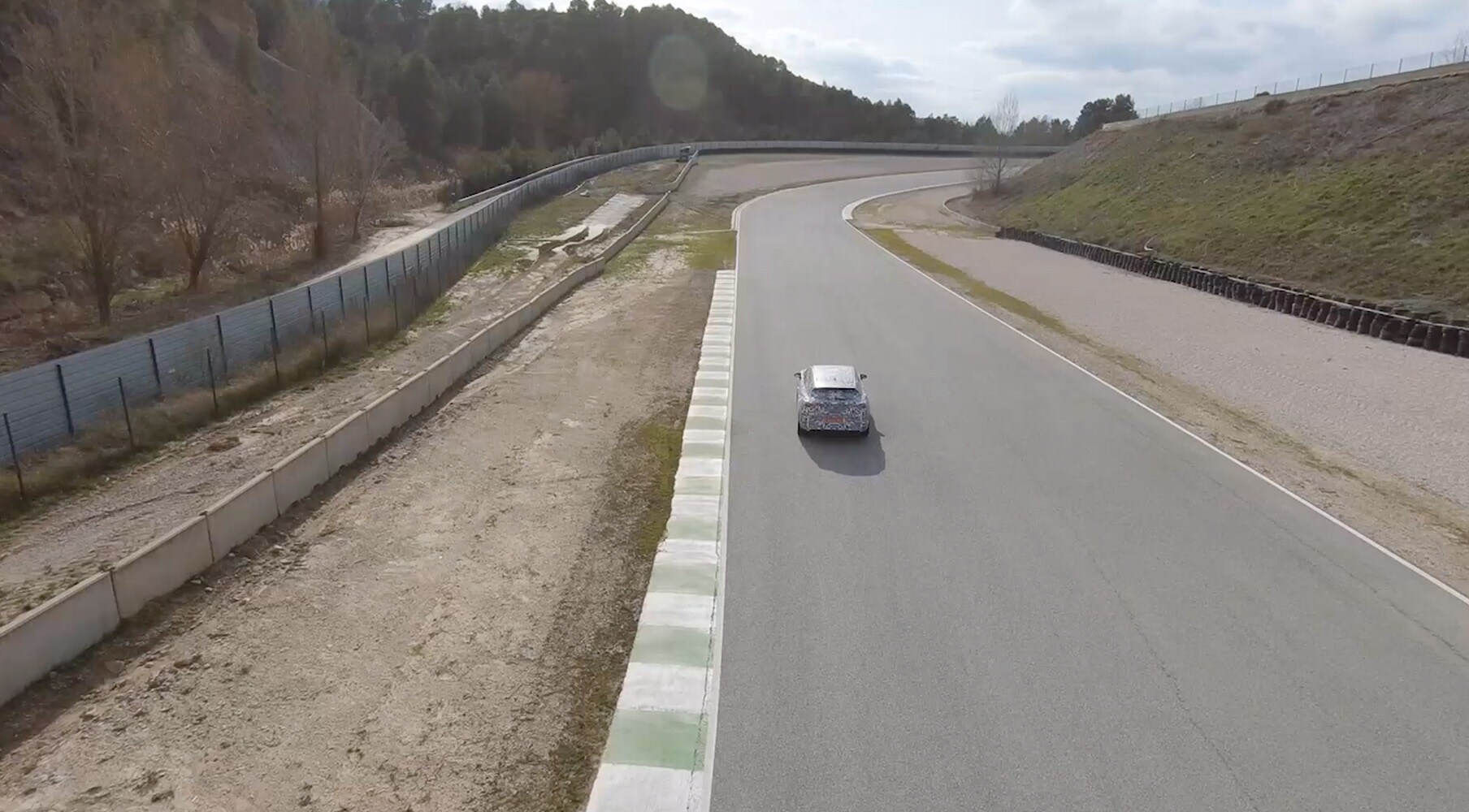 Los pilotos Mattias Ekström y Jordi Gené trabajan junto a los ingenieros de CUPRA en la fase final de desarrollo de Formentor.