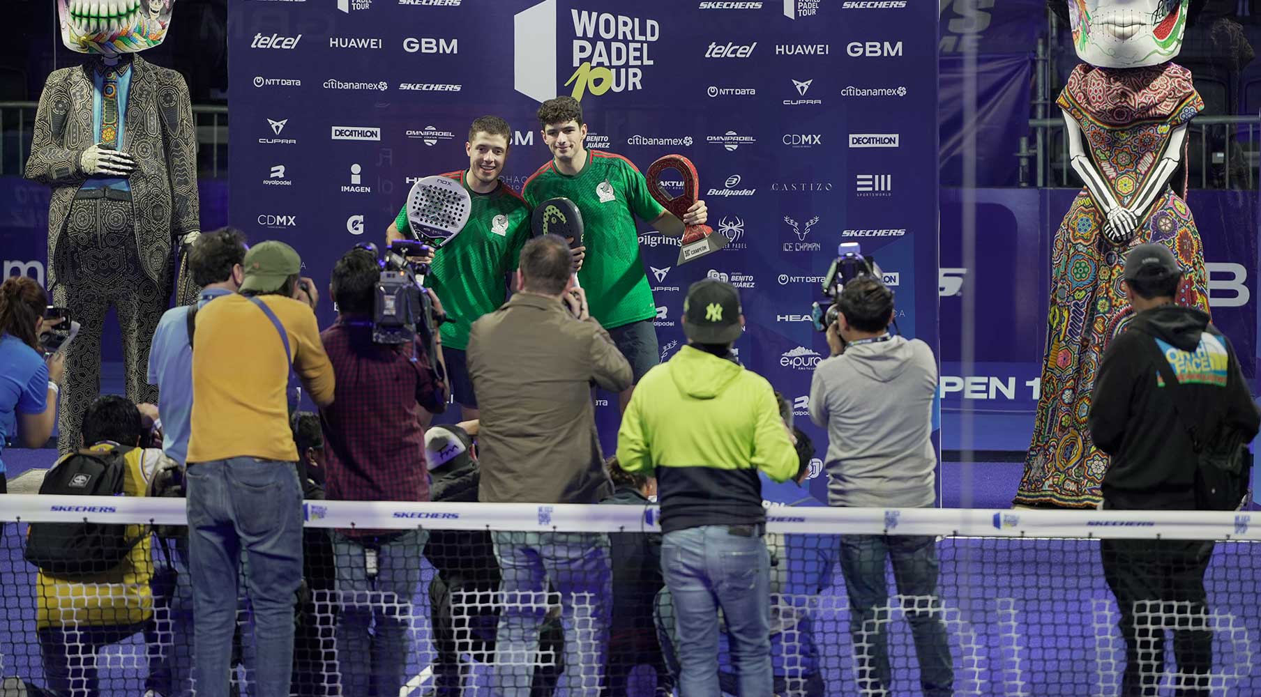 Jugadores de la Tribu CUPRA visitan el país que vio nacer a este deporte como parte de World Pádel Tour