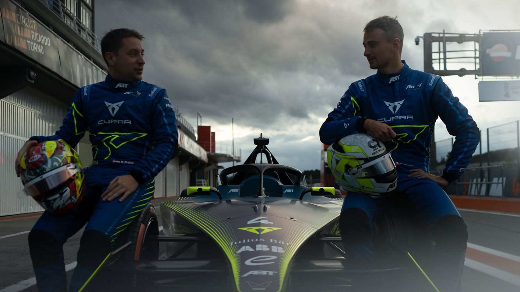 Los pilotos Robin Frijns y Nico Müller manejaron el auto, que es el monoplaza eléctrico más rápido, ligero, potente, eficiente y sostenible de la historia.