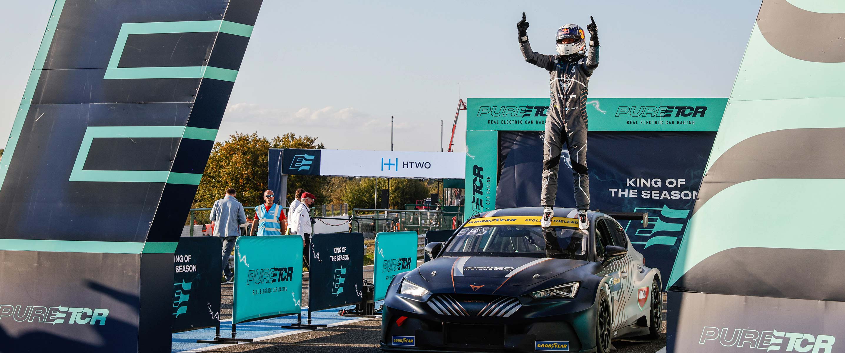 CUPRA y Mattias Ekström se proclaman “Reyes de la temporada” de PURE ETCR en el circuito de Pau-Arnos (Francia).