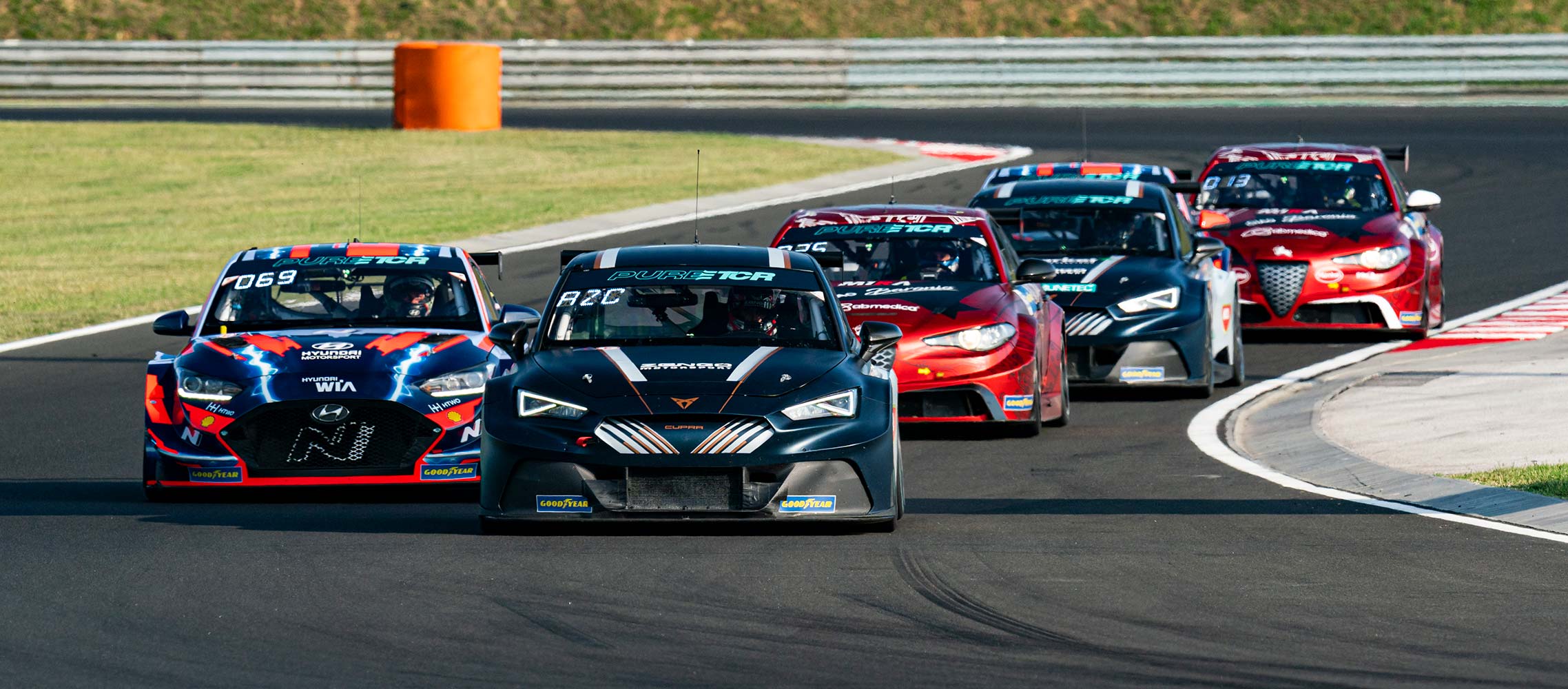 Mikel Azcona consiguió su segunda victoria en la temporada inaugural de PURE ETCR al volante de CUPRA e-Racer.